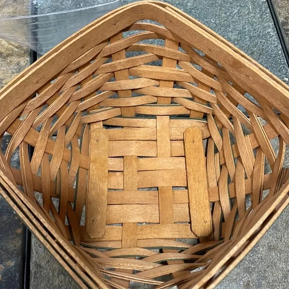 2006 Longaberger Shamrock Basket & protector - Picture 5 of 5